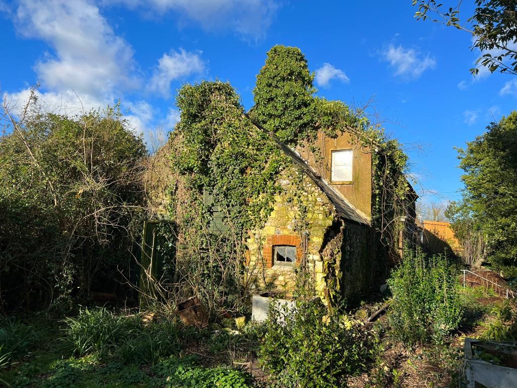 Lot: 98 - CLOSE TO AN ACRE AND A HALF AND A SUBSTANTIAL COTTAGE WITH REDEVELOPMENT POTENTIAL - 
